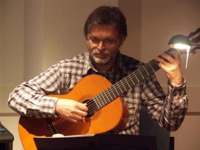 K. Michaels, Gitarrenlehrer aus Berlin, spielt beim Nordischen Abend, Februar 2008