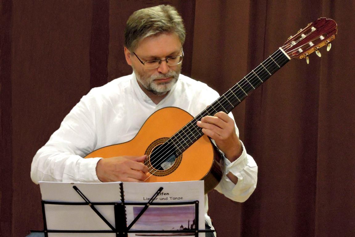 Gitarrenlehrer Kai Michaels spielt aus der Elfensuite
